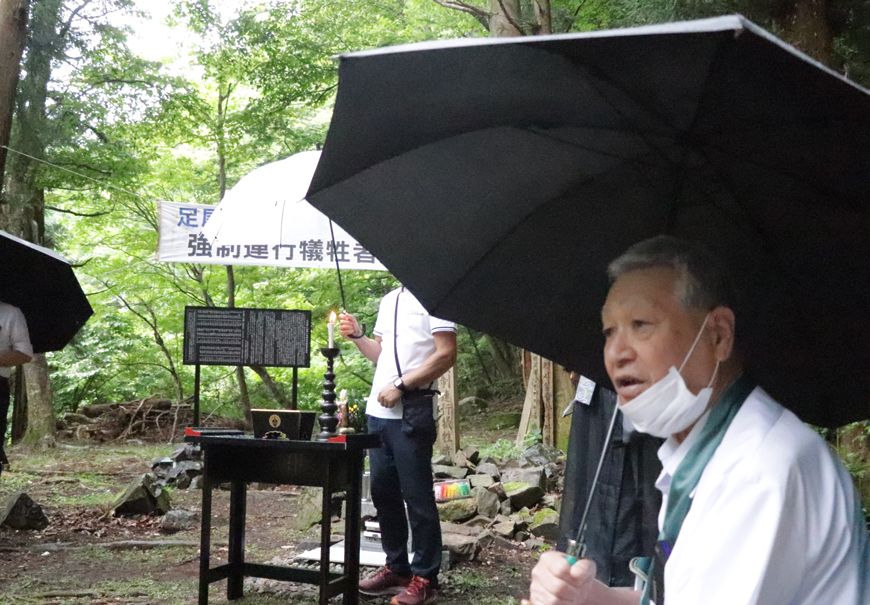 追悼式の冒頭、挨拶する宇賀神会長